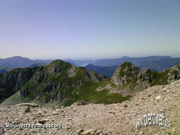 20 SENTIERO GHIAIOSO E LAGO DI ISEO IN LONTANANZA.jpg